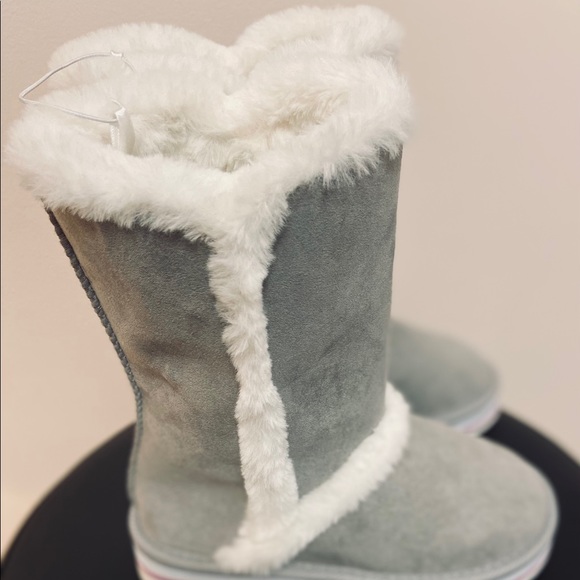Girls boots w/ fuzzy lining.Old Navy.Size:13 Grey - Picture 2 of 8